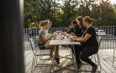 Gemeinsames Essen beim Explorer Ladies Bike Camp im Explorer Hotel Bad Kleinkirchheim.