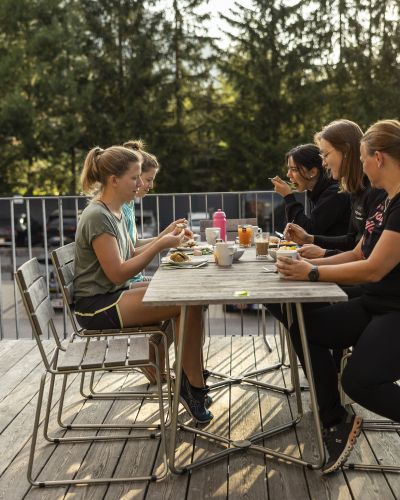 Gemeinsames Essen beim Explorer Ladies Bike Camp im Explorer Hotel Bad Kleinkirchheim.