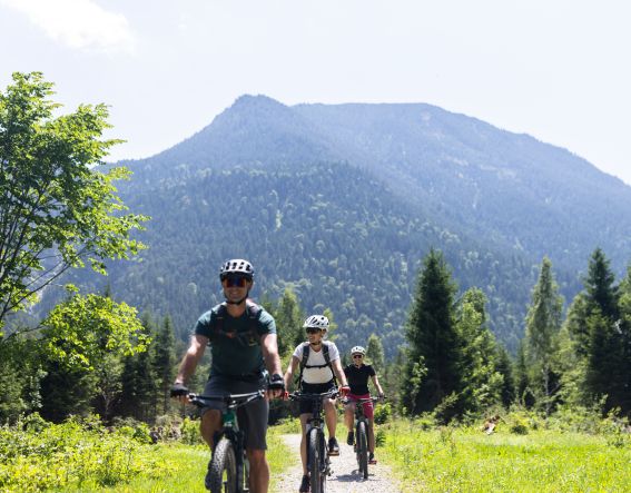 Cycling fun for the whole team! Exciting team events at the Explorer Hotels await you at a conference in the Alps.