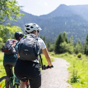 Radelspaß im Sommerurlaub in den Alpen: Mountainbiken in den Bergen