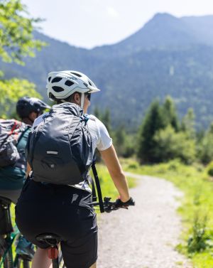 Radelspaß im Sommerurlaub in den Alpen: Mountainbiken in den Bergen