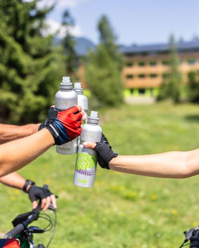Mit dieser Flasche füllst Du Deine Wasserspeicher wieder auf. Die SIGG-Flasche kannst Du ganz einfach im Eingangsbereich des Explorer Hotels mit Wasser füllen und schon geht es los.