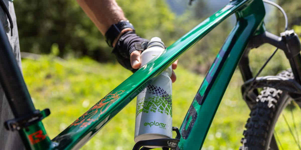 Mit dieser SIGG-Flasche bist Du bestens gerüstet für jede Wanderung, Biketour oder Ausflug in die Berge. Produziert in der Schweiz mit recycelten Materialien ist sie in allen Explorer Hotels erwerblich.