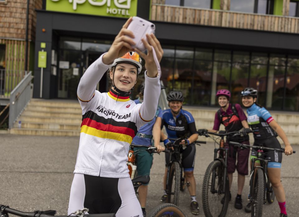 Učte se od profesionálů! V cyklistickém kempu Explorer Ladies Bike Camp vám Marion Fromberger z týmu Mountain Bike Racing Team poskytne užitečné tipy pro horskou cyklistiku.