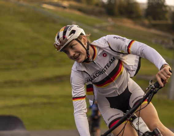 Die Explorer Bike Camps: Lerne von den Profis vom Mountainbike Racingteamwie beispielsweise von Marion Fromberger, die richtige Technik auf dem Bike.