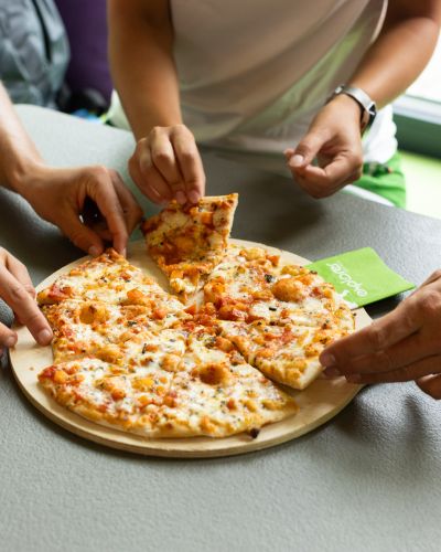 Egal ob als Snack allein oder mit Freunden, den Flammkuchen gibt es in jedem Explorer Hotel und darf gerne geteilt werden.