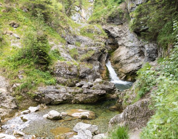 Wandern zu den Kuhfluchtwasserfällen: Starte Deine Wanderung direkt vom Explorer Hotel Garmisch in Farchant aus.