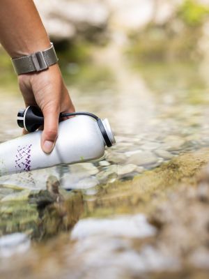 Deine Trinkflasche von den Explorer Hotels kannst Du in klaren Bergseen auffüllen