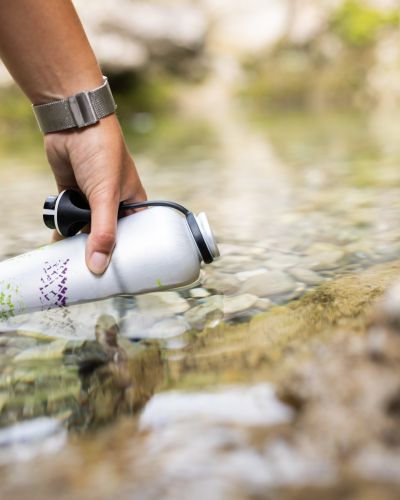 Deine Trinkflasche von den Explorer Hotels kannst Du in klaren Bergseen auffüllen