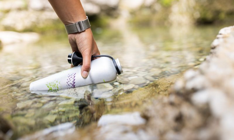 Deine Trinkflasche von den Explorer Hotels kannst Du in klaren Bergseen auffüllen