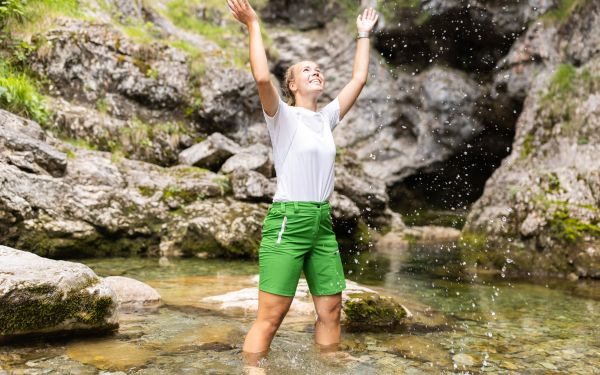An heißen Sommertagen kannst Du Dich in den vielen kühlen Gewässer der Berge erfrischen. Abkühlung pur im Sommerurlaub!