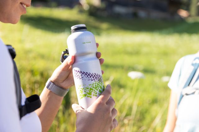 Die Explorer Hotels SIGG Flasche eignet sich für Wanderungen, Radtouren und Ausflüge in die Berge