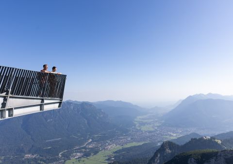Discover the Zugspitze region from above. From the Alpspix, you can see Garmisch-Partenkirchen, Farchant, and the surrounding villages and communities. The Alpspitzbahn cable car takes you easily to the mountain station. From there, it's just a few steps to the Alpspix.