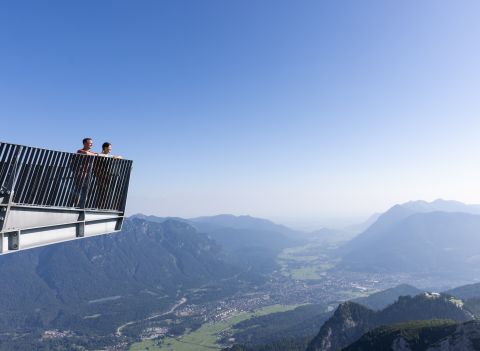 Ontdek de Zugspitze-regio van bovenaf. Vanaf de Alpspix kunt u Garmisch-Partenkirchen, Farchant en de omliggende dorpen en gemeenten zien. De Alpspitzbahn brengt u gemakkelijk naar het bergstation. Van daaruit is het slechts een paar stappen naar de Alpspix.