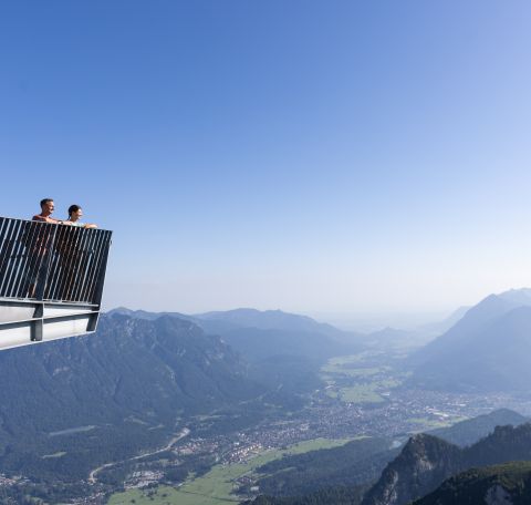 Découvrez la région de la Zugspitze vue d'en haut. Depuis l'Alpspix, vous apercevrez Garmisch-Partenkirchen, Farchant et les villages et villes environnants. Le téléphérique de l'Alpspitzbahn vous conduit facilement à la station supérieure. De là, une courte marche vous mènera à l'Alpspix.