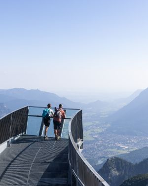 Wat u tijdens uw vakantie in de Zugspitze-regio niet mag missen: een bezoek aan het uitkijkplatform Alpspix bij het bergstation van de Alpspitzbahn in Garmisch-Partenkirchen.