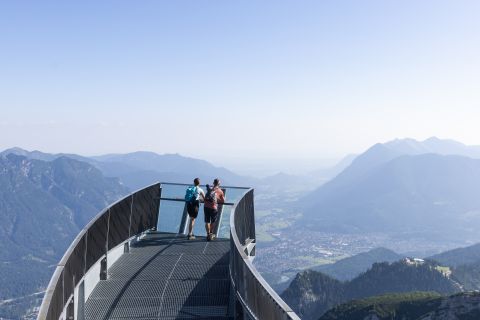 Im Urlaub in der Zugspitzregion darf eines nicht fehlen: der Besuch der Aussichtsplattform Alpspix an der Bergstation der Alpspitzbahn in Garmisch-Partenkirchen.
