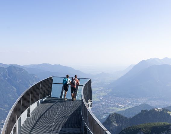 Im Urlaub in der Zugspitzregion darf eines nicht fehlen: der Besuch der Aussichtsplattform Alpspix an der Bergstation der Alpspitzbahn in Garmisch-Partenkirchen.