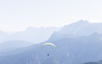 Actionreiches Erlebnis: Gleitschirm fliegen an der Zugspitze bei Garmisch-Partenkirchen