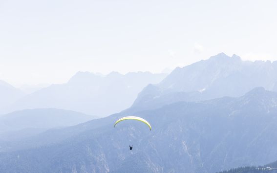 Actionreiches Erlebnis: Gleitschirm fliegen an der Zugspitze bei Garmisch-Partenkirchen