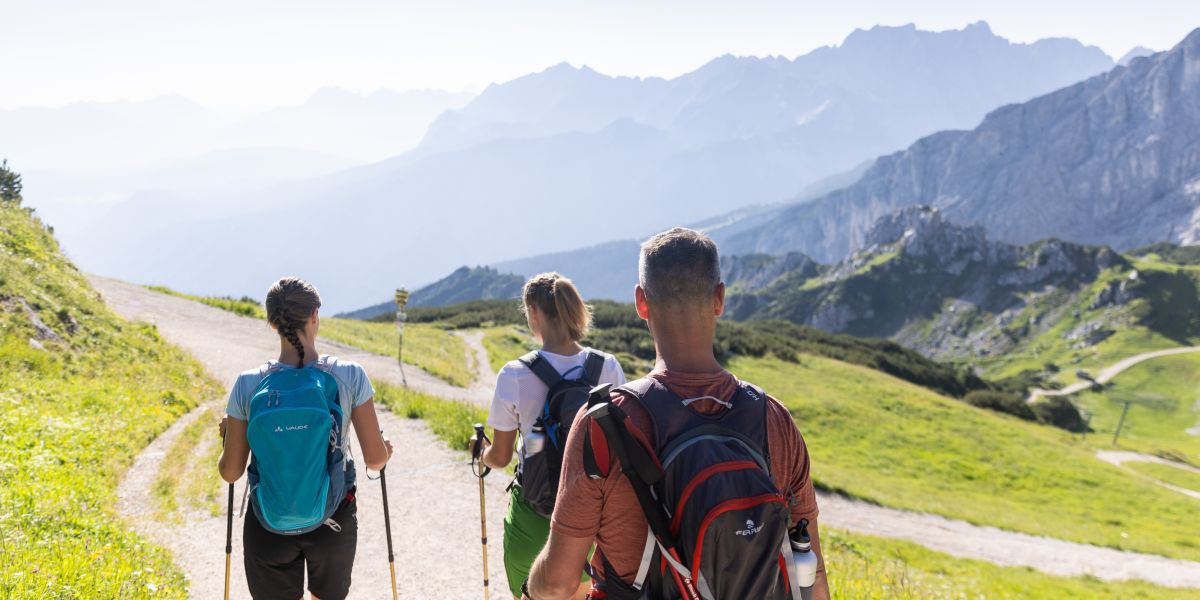 Wanderurlaub im Sommer in Bayern: Die Berge rund um die Zugspitzregion wollen von Dir entdeckt werden! Wandern rund um Garmisch-Partenkirchen bedeutet Wanderspaß und Natur pur! Rund um die Zugspitze hast Du im Sommer wunderschöne Ausblicke. Der ideale Ausgangspunkt ist das Explorer Hotel Garmisch.