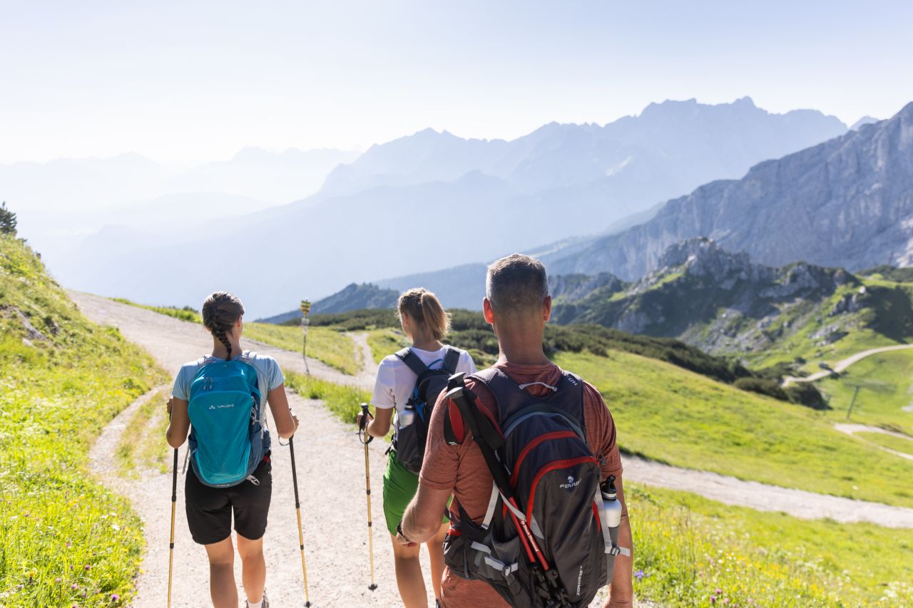 Wandern rund um Garmisch-Partenkirchen bedeutet Wanderspaß und Natur pur! Rund um die Zugspitze hast Du im Sommer wunderschöne Ausblicke. Der ideale Ausgangspunkt ist das Explorer Hotel Garmisch.