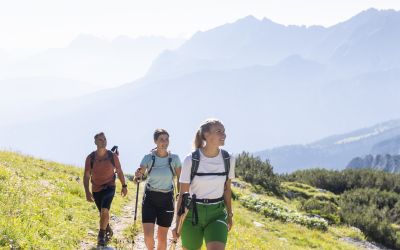 Genieße Die Zugspitzregion beim Wandern! Die Berge bei Garmisch-Partenkirchen sind ein Highlight für jeden Sommerurlaub in Bayern.