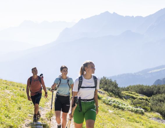 Genieße Die Zugspitzregion beim Wandern! Die Berge bei Garmisch-Partenkirchen sind ein Highlight für jeden Sommerurlaub in Bayern.