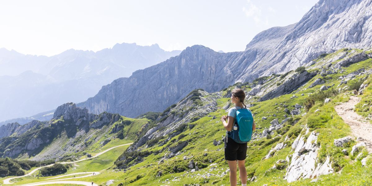 Die Berge der Zugspitzregion möchten von Dir entdeckt werden! Auf Dich wartet ein wunderschönes Panorama von der Alpspitze auf Garmisch-Partenkirchen und dem umliegenden Gebirge.