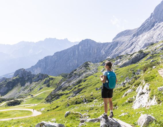 Wanderurlaub im Sommer: Genieße den Ausblick von den Bergen in der Zugspitzregion!