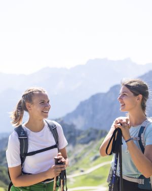 Wandern mit Freunden auf der Alpspitze in Garmisch-Partenkirchen