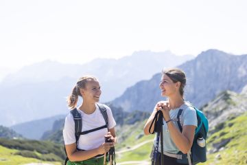 Wandern mit Freunden auf der Alpspitze in Garmisch-Partenkirchen