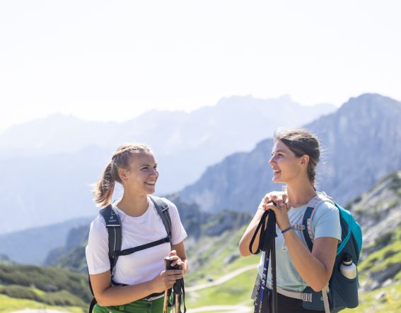 Wandern mit Freunden auf der Alpspitze in Garmisch-Partenkirchen