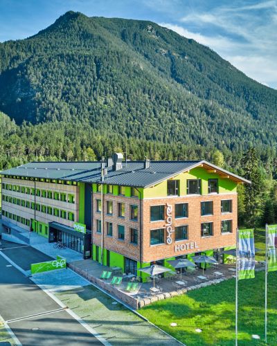 Das Explorer Hotel Garmisch in Farchant ist das Basislager für sportliche Alpen-Entdecker. Mit Übernachtungspreisen ab €59,80 pro Person bietet es Dir ein Sport Spa, ein vitales Frühstücksbuffet und eine Bike Area mit Werkbank und Bike-Waschplatz.