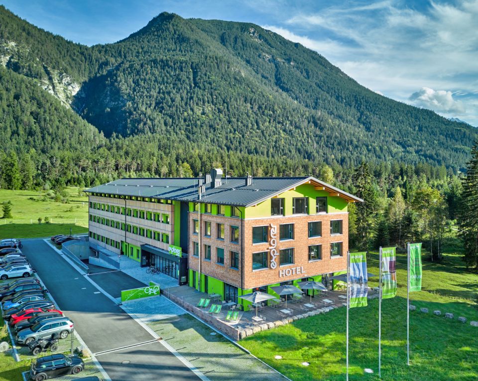 Explorer Hotel Garmisch ve Farchantu je základním táborem pro sportovní alpské objevitele. S cenami za nocleh od 59,80 € na osobu nabízí sportovní lázně, zdravou snídani formou bufetu a úschovnu kol s pracovním stolem a myčkou kol.