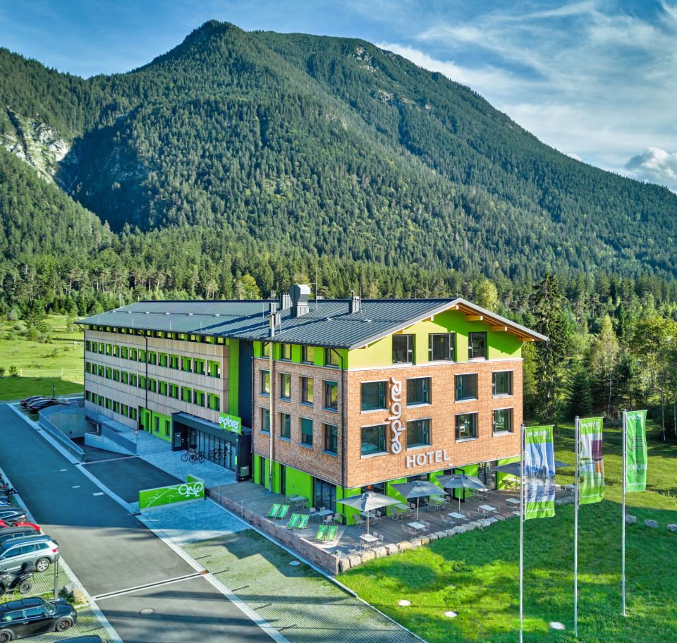 L'Explorer Hotel Garmisch a Farchant è il punto di partenza ideale per gli amanti dello sport e dell'esplorazione alpina. Con tariffe a partire da 59,80 € a persona, offre una spa sportiva, una sana colazione a buffet e un'area dedicata alle bici con banco da lavoro e area lavaggio.