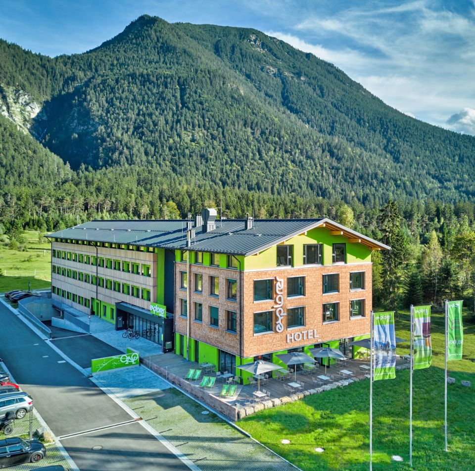 L'Explorer Hotel Garmisch à Farchant est le camp de base idéal pour les explorateurs alpins sportifs. Avec des prix de nuitée à partir de 59,80 € par personne, il propose un spa sportif, un petit-déjeuner buffet équilibré et un espace dédié aux vélos avec établi et station de lavage.