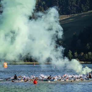 Plavci Allgäuského triatlonu v Alpsee