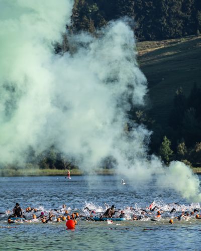 Schwimmer des Allgäu Triathlons im Alpsee