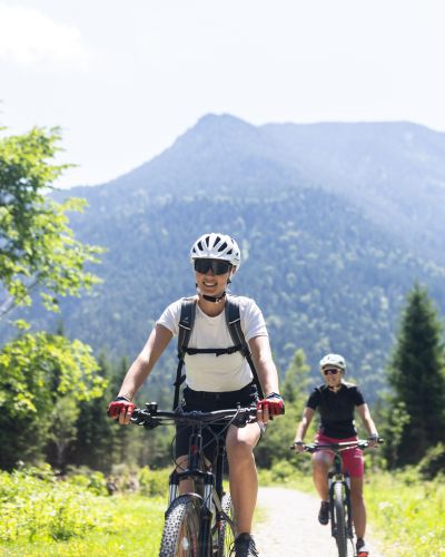 Leichte oder schwere Biketouren, in den Alpen findest Du für jede Schwierigkeit die richtige Tour. Bei der Tourenplanung ist es wichtig, dass man sich nicht überschätzt und immer mehr Zeit einplant.