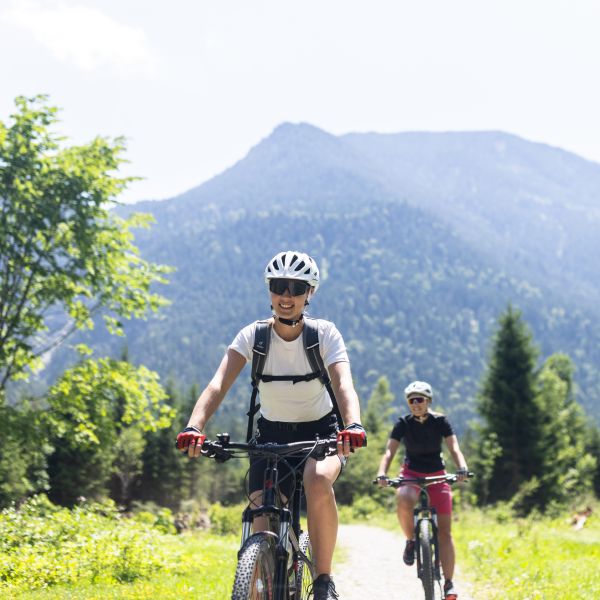 Leichte oder schwere Biketouren, in den Alpen findest Du für jede Schwierigkeit die richtige Tour. Bei der Tourenplanung ist es wichtig, dass man sich nicht überschätzt und immer mehr Zeit einplant.