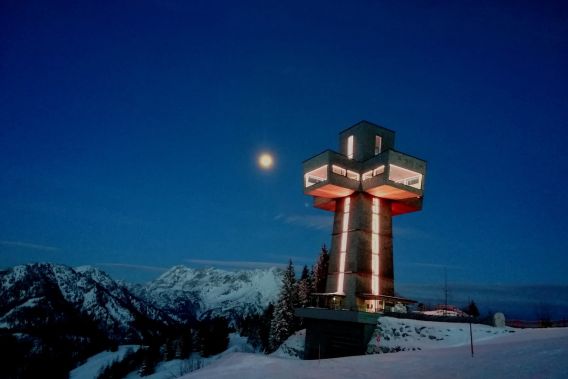 Das Jakobskreuz auf der Buchensteinwand im Winter bei Vollmond und Schnee
