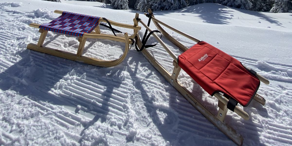 Schlitten bei einer Winterwanderung auf den Breitenberg mit dem Aggenstein im Hintergrund