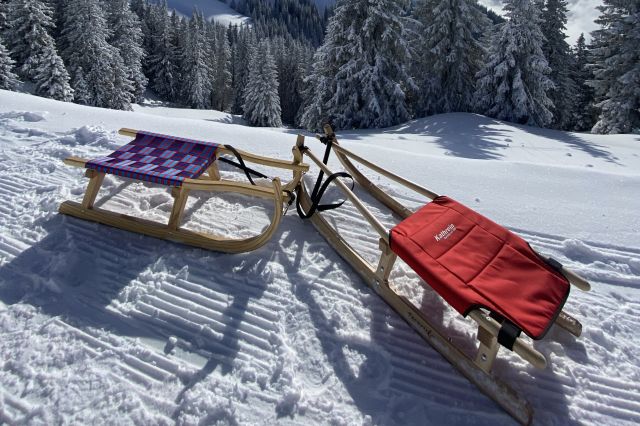 Schlitten bei einer Winterwanderung auf den Breitenberg mit dem Aggenstein im Hintergrund