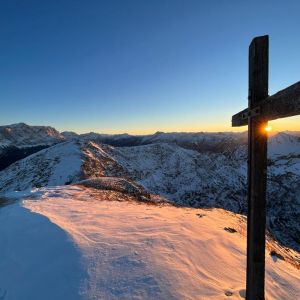 Schneebedeckter Gipfel des Frieder zum Sonnenuntergang
