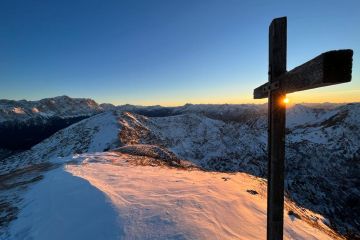 Schneebedeckter Gipfel des Frieder zum Sonnenuntergang