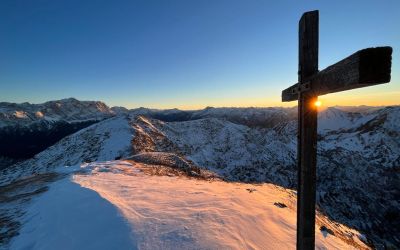 Schneebedeckter Gipfel des Frieder zum Sonnenuntergang