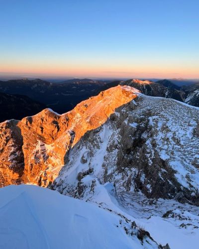 Sonnenuntergang auf einem Schneebedeckten Gipfel