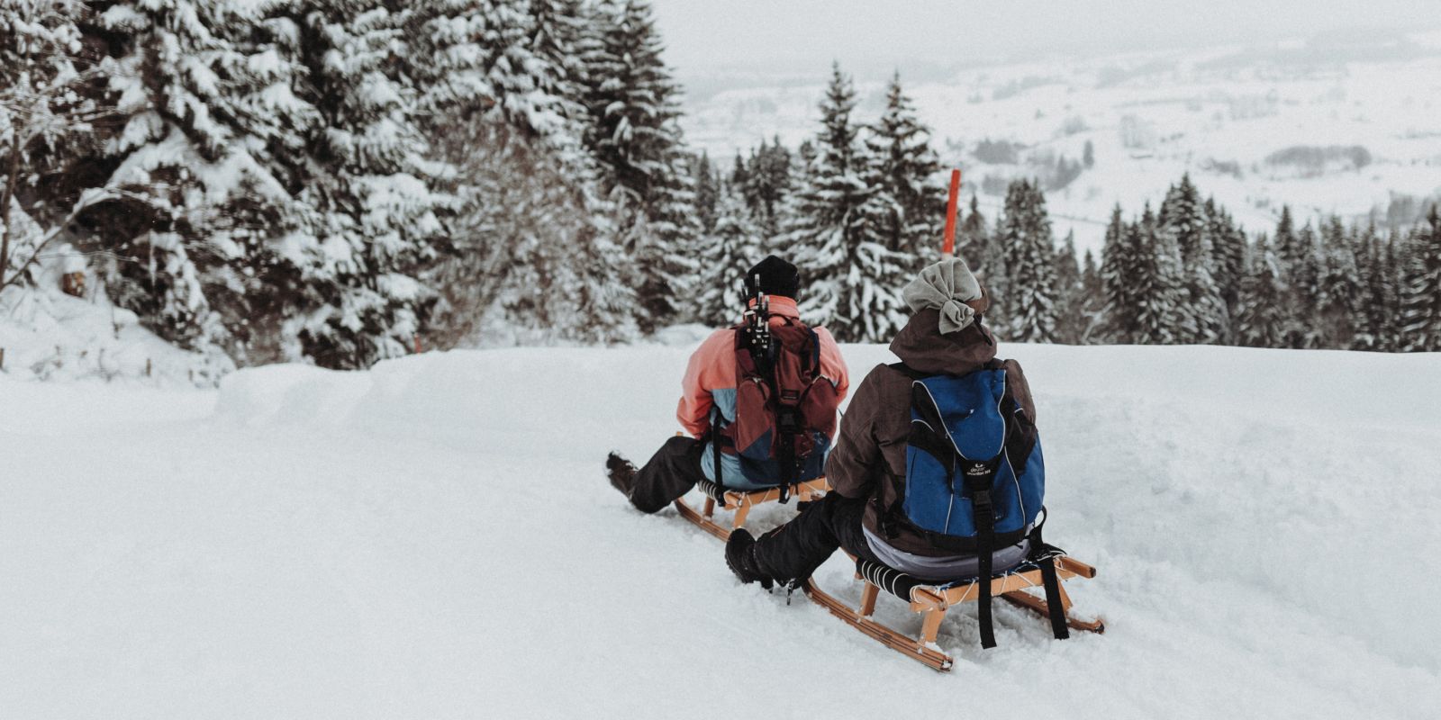 Zwei Wintersportler am Schlittenfahren bei der Kappeler Alp