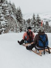 Zwei Wintersportler am Schlittenfahren bei der Kappeler Alp